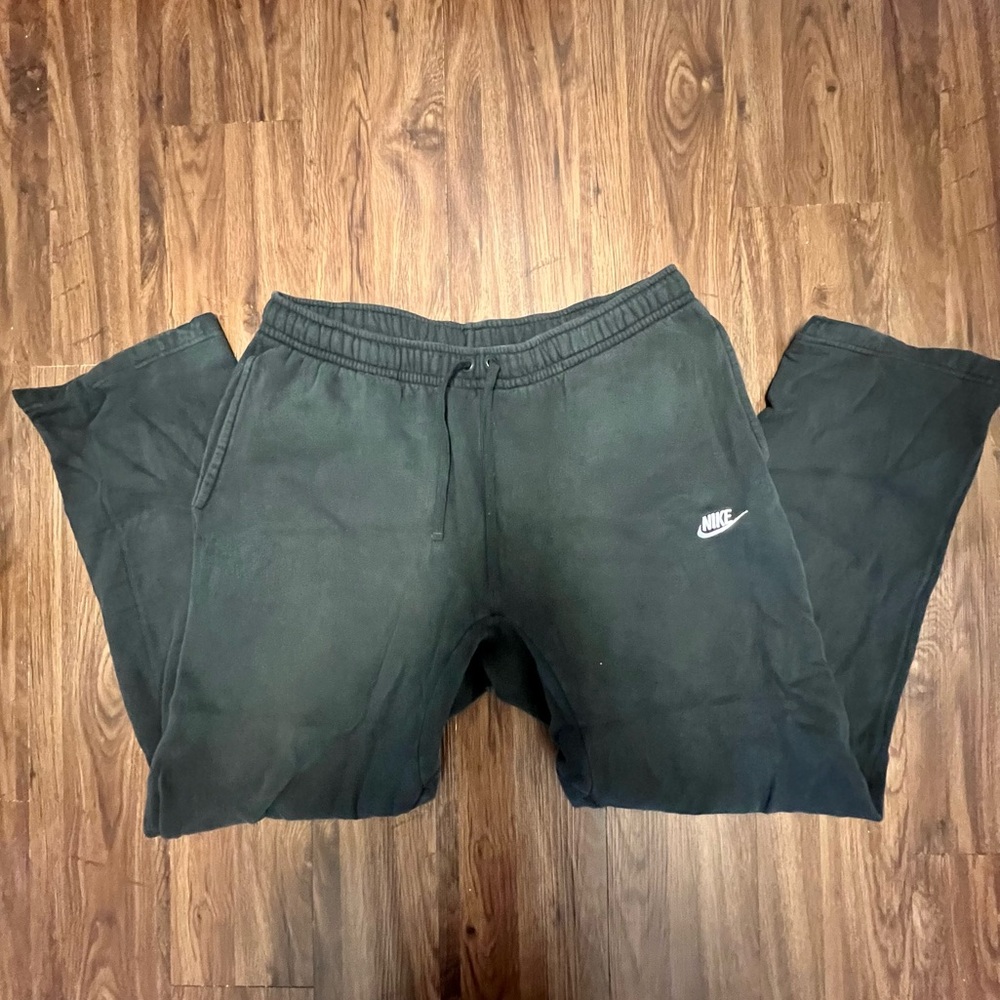 Nike Men’s Sweatpants with Two Side and Singular Back Pockets Size XL